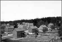 Kvarteret Stekpannan 16-19 från öster vid Alstersvägen i Åkeshovs småstugeområde