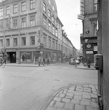 Korsningen Vattugatan / Drottninggatan 27 innan rivning. Hotell Solid till vänster i bild, hotell Alexandra till höger i bilden