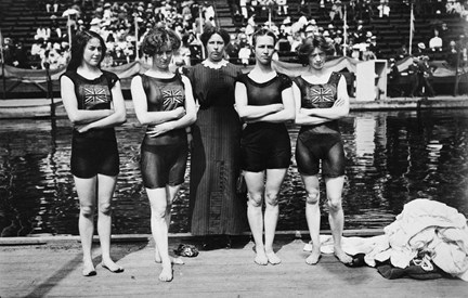 Olympiska spelen i Stockholm 1912. Gruppbild av det segrande engelska laget i damernas lagkappsimning på 400 meter.