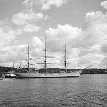 Segelfartyg VID Beckholmen med Djurgården i bakgrunden