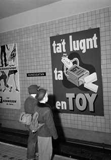 Kungsgatan/Hötorgets tunnelbanestation. Reklamaffisch vid perrong. (Tunnelbanestationen hette Kungsgatan 1952-1957)