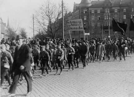 Pionjärer i demonstrationståg vid Karlaplan under första maj 1928.