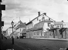 Surbrunnsgatan 31-35 med värdshuset Norra Brunn. I kvarteret låg en gammal surbrunn, hälsobrunn, som upptäcktes på 1600-talet