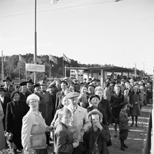 Islandstorget. Människor på perrongen när nya spårvagnslinjen till Ängby invigs