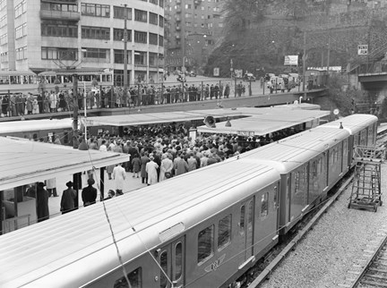 Folksamling på Slussen vid invigningen av tunnelbanelinjen Slussen - Hökarängen.