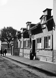 Timmermansgatan 48 söderut mot Fatbursgatan. Kvinnan vid porten håller en kanna i handen. Nuvarande kv. Hållkarlen