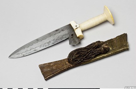 Kniv från Kongofristaten. Donerad till Etnografiska museets samling av Axel Svinhufvud, 1954.