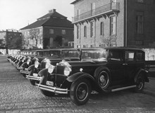 Bilar från Freys Hyrverk parkerade i Diplomatstaden. Bilar av det amerikanska märket Packard