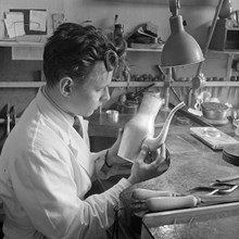 Sigurd Perssons Ateljé för guld och silversmide, 1955. Inför utställningen Söder i konsten