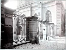 Tyska Kyrkogårdens portal vid Svartmangatan