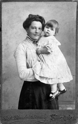Porträtt av Emilia Sjögren med dottern Rut år 1908.