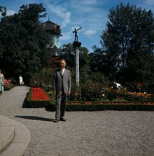 Ingemar Gram, trädgårdsmästare på Stockholms gatukontors parkavdelning, på Galleriterrassen, Waldemarsudde.