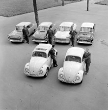 Uppställda bilar med välklädda män: fyra Opel Rekord och två Volkswagen