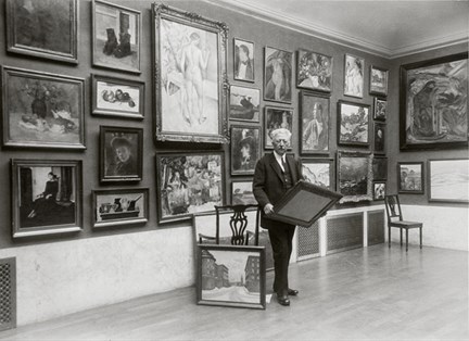 Fotografiet visar prins Eugen i sitt galleri på Waldemarsudde på 1930-talet.