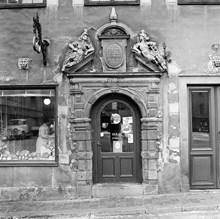 Portal i Schantzska huset Stortorget 20.
Entré till en livsmedels- och mjölkaffär.