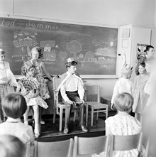 Elever i lågstadiet uppträder i klassrummet vid skolavslutningen. Enskedefältets skola