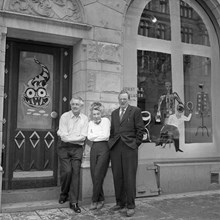 Birger Jarlsgatan 1, Konstsalongen Samlaren. Stellan Mörner (t.v.) och Sven X:et Erixson (t.h.) visar sina arbetsskisser från ""Idemeneo"" och ""Wozzeck"". I mitten står Agnes Widlund, Samlarens chef