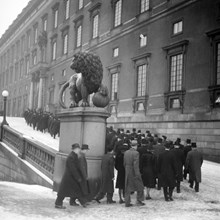 Lejonbacken. Riksdagsmännen på väg till slottet för riksdagens högtidliga öppnande
