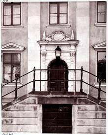 Louis de Geers palats, Götgatan 16, gårdsportal