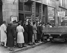 Människor i kö för att köpa ägg vid äggransonering under andra världskriget.