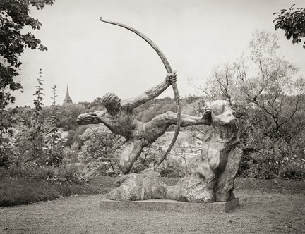 Fotografi av Antoine Bourdelles skulptur Herakles i parken på Waldemarsudde.
