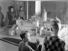 Stadsmuseet. Skolbarn tittar på modellen av slottet Tre Kronor
