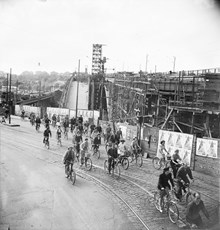 Cyklister på väg till staden år 1946. Bygget av  Skanstullsbron pågår.