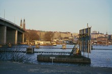 Vy över Årstaviken vid Liljeholmsbron mot Södermalm. Längst t.h. i fonden Vårdhemmet Högalid