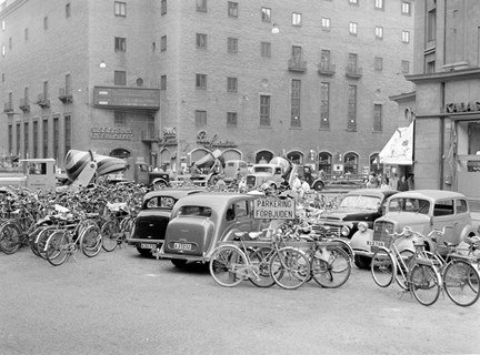 Parkeringselände. Fotografiet är taget i hörnan av Sveavägen - Kungsgatan