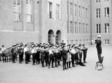 Skolorkester på skolgården vid Adolf Fredriks folkskola