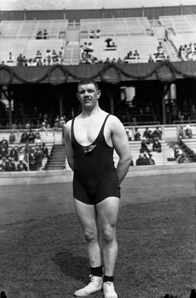 Olympiska spelen i Stockholm 1912.  A.O. Ahlgren som i mellanvikt B brottades oavgjort i nio timmar mot J. Böling, Finland. Båda fick en 2:a placering.