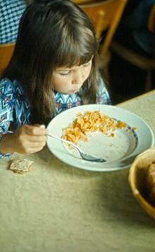 Barnens ö: Flicka äter frukost