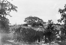 Utsikt över Vita Bergen från Lilla Mejtens Gränd. Här på berget byggs Sofia kyrka 1902-1906. Katarina kyrkas torn ses t.v. i fonden
