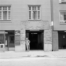 Birkagatan 20, portal (garagenedfart) och del av fasad