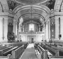 Interiör av Adolf Fredriks kyrka, före restaureringen. Mot ingången