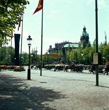 Kungsträdgården; från parkens nordöstra del söderut mot Stora scenen. T.v. i bild K G Bejemarks 20 m. höga skulptur ""Stålstod""
