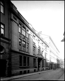 Arsenalsgatan 6, 4 och 2. Bankaktiebolaget Södra Sverige är inrymt i 3:e huset från höger