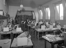 Teckningslektion i Nya Elementarskolan. Allmänt läroverk vid Slöjdgatan 2 med norra sidan mot Hötorget. Byggnaden revs 1953. Här finns numera Hötorgshallen från 1958
