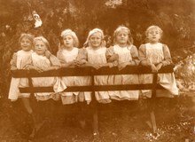 Flickor på parkbänk vid Frimurarbarnhuset i Kristineberg, 1910.