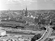 Utsikt från Stadshustornet mot Norrmalm. Nedre hörnet t. v. Centralstationen, Vasagatan och t. h. Stadshusbron. Klara kyrktorn i fonden