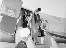 Eleanor Roosevelt ankommer med flyget till Bromma