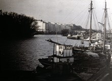 Vy från kajen med båtar mot Kungsholms Strands nybyggda hus i kv. Bolinders