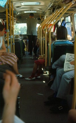 Färgfotografi på barn i buss på väg till sommarkoloni på Barnens Ö.