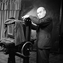 Fotograf Julius Grape med kamera i sin ateljé Drottninggatan 41