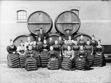 Arbeterskor vid Piehls bryggeri på Götgatan