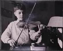 Pojke från kommunala musikskolan spelar fiol
