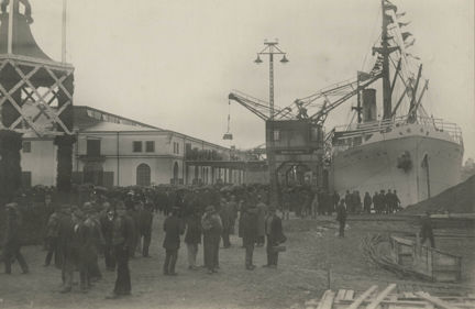 Frihamnen: Invigningen den 10 oktober 1919, magasin 1 och s/s Annie Johnson. Invigningspaviljongen till vänster.