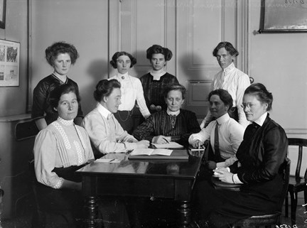 Olympiska spelen i Stockholm 1912. Grupporträtt av den kvinnliga olympiastyrelsen vid ett bord.