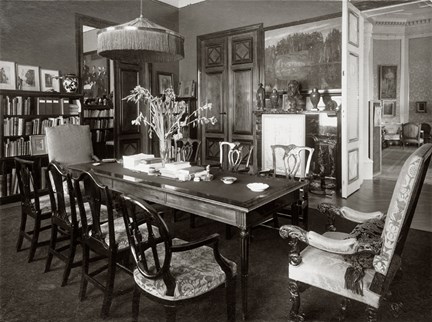 Fotografiet visar prins Eugens bibliotek som det såg ut på 1920-talet.
