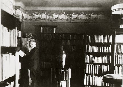 August Strindberg i sitt privata bibliotek på Drottninggatan 85